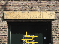 905072 Afbeelding van het naambord 'Vogelenburcht Anno 1931', boven de ingang van het pand Menno van Coehoornstraat 40 ...